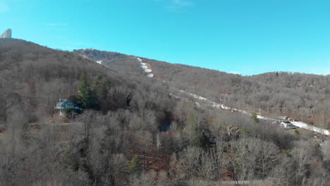 una foto de un dron de una montaña en invierno y las pistas de esquí