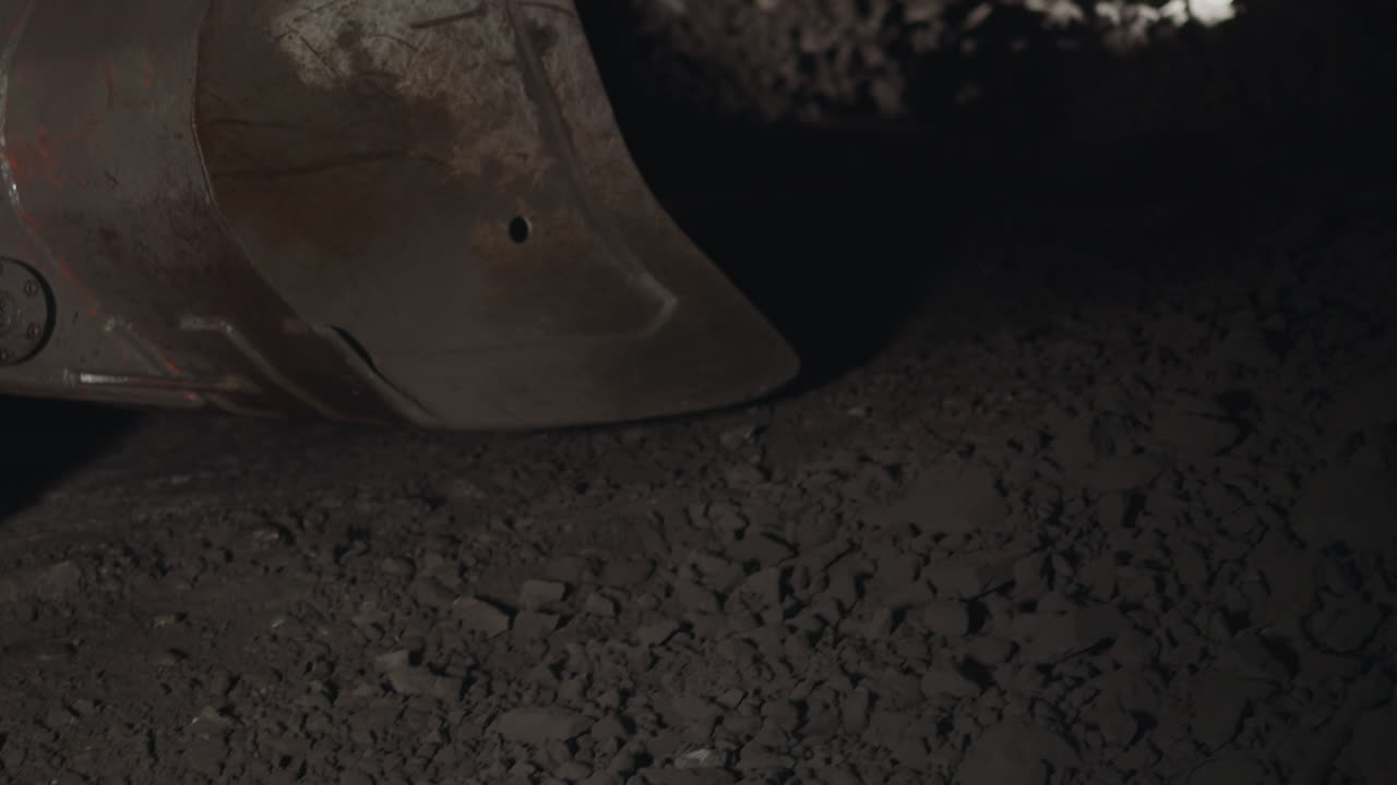 gran dipper de la máquina pesada recogiendo mineral negro en la mina