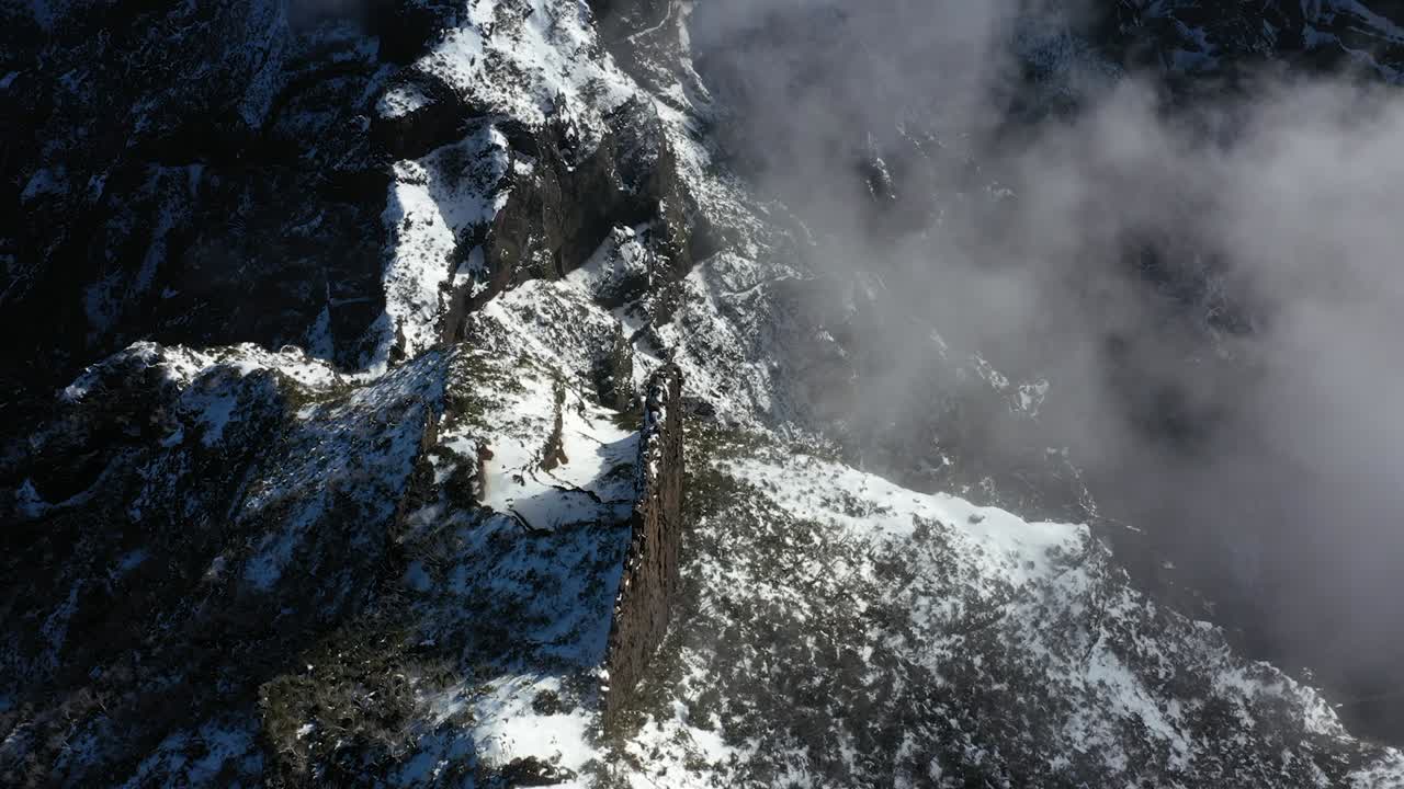 마데이라에 있는 피코 루이보 산의 극적인 봉우리와 계곡의 공중 촬영