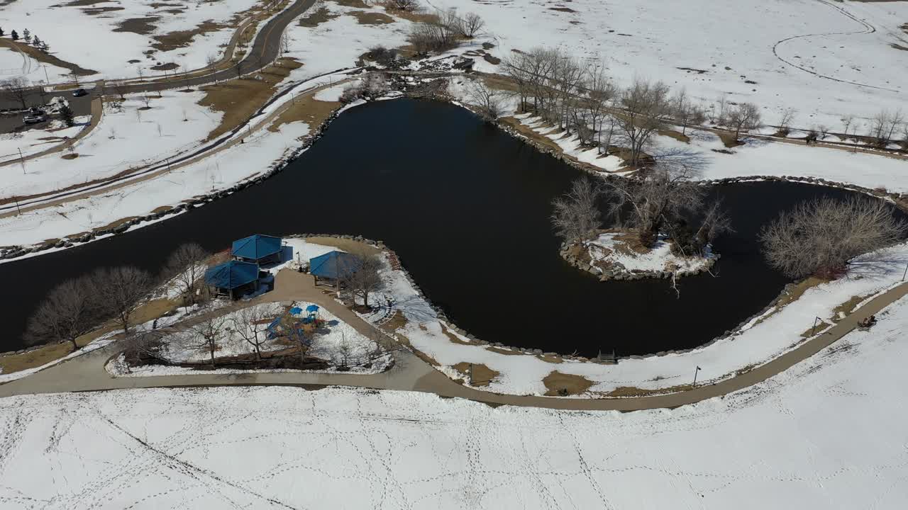 панорама с дрона над почти замерзшим озером