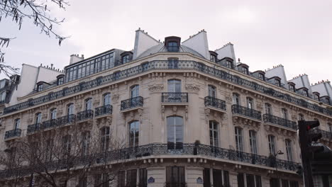 Blick-Auf-Ein-Typisches-Haus-Mit-Balkon-In-Der-Stadt-Paris,-Frankreich