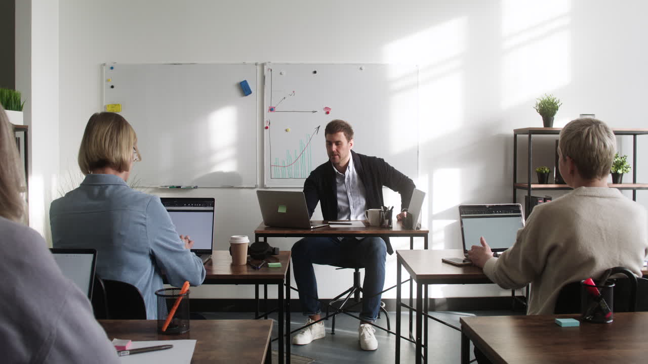 남자 교사 가 교실 에서 설명 하는 것