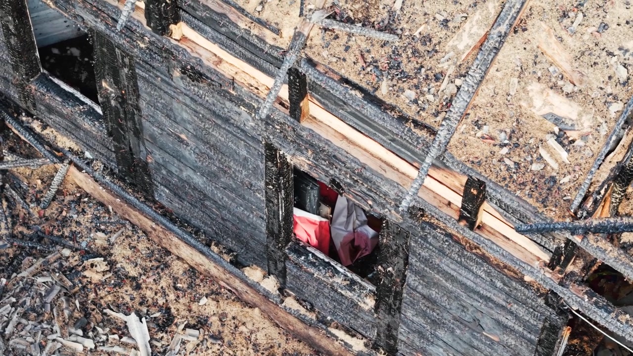 Lento passaggio aereo rivela rovine carbonizzate che illustrano gli impatti degli incendi boschivi, la resilienza