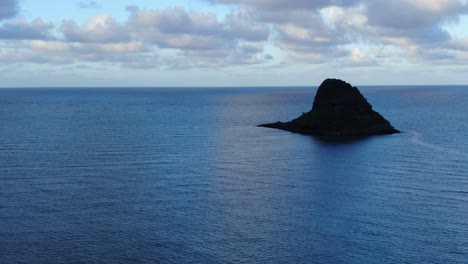 Panorámica-Aérea-De-La-Mini-Isla-Llamada-Sombrero-De-Chino-En-Hawaii