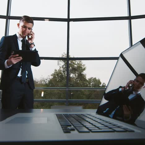 Young-businessman-works-in-a-modern-office