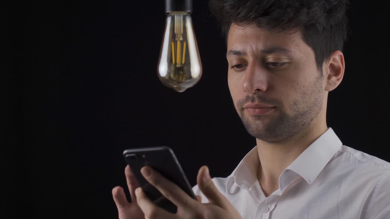 un hombre inteligente con una bombilla de ideas en la cabeza.