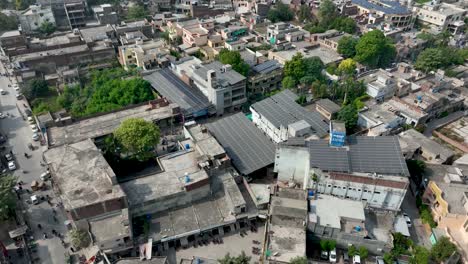 Vista-De-Perfil-Superior-Del-Complejo-Cheema-Heart-Rodeado-De-Edificios,-Casas-Y-árboles-En-La-Ciudad-De-Gujranwala-En-Punjab,-Pakistán