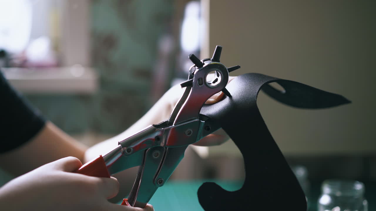 숙련 된 사람 은 검은 가죽 마스크 템플릿 에 구 ⁇  을  ⁇ 는다