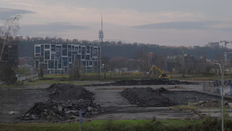 Excavadora-Trabajando-En-Los-Cimientos-Para-Un-Nuevo-Desarrollo-Complejo-De-Parques-De-Oficinas