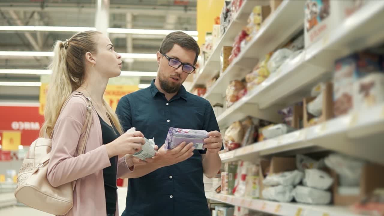pareja de compras de comestibles en un supermercado