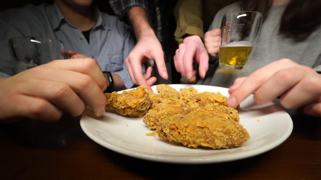 친구 들 이 김 과 맥주 를 즐기고 있다
