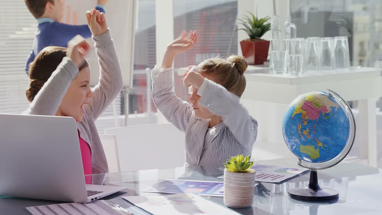 두 명의 여성 임원들이 4k 테이블에서 환호하고 있습니다.