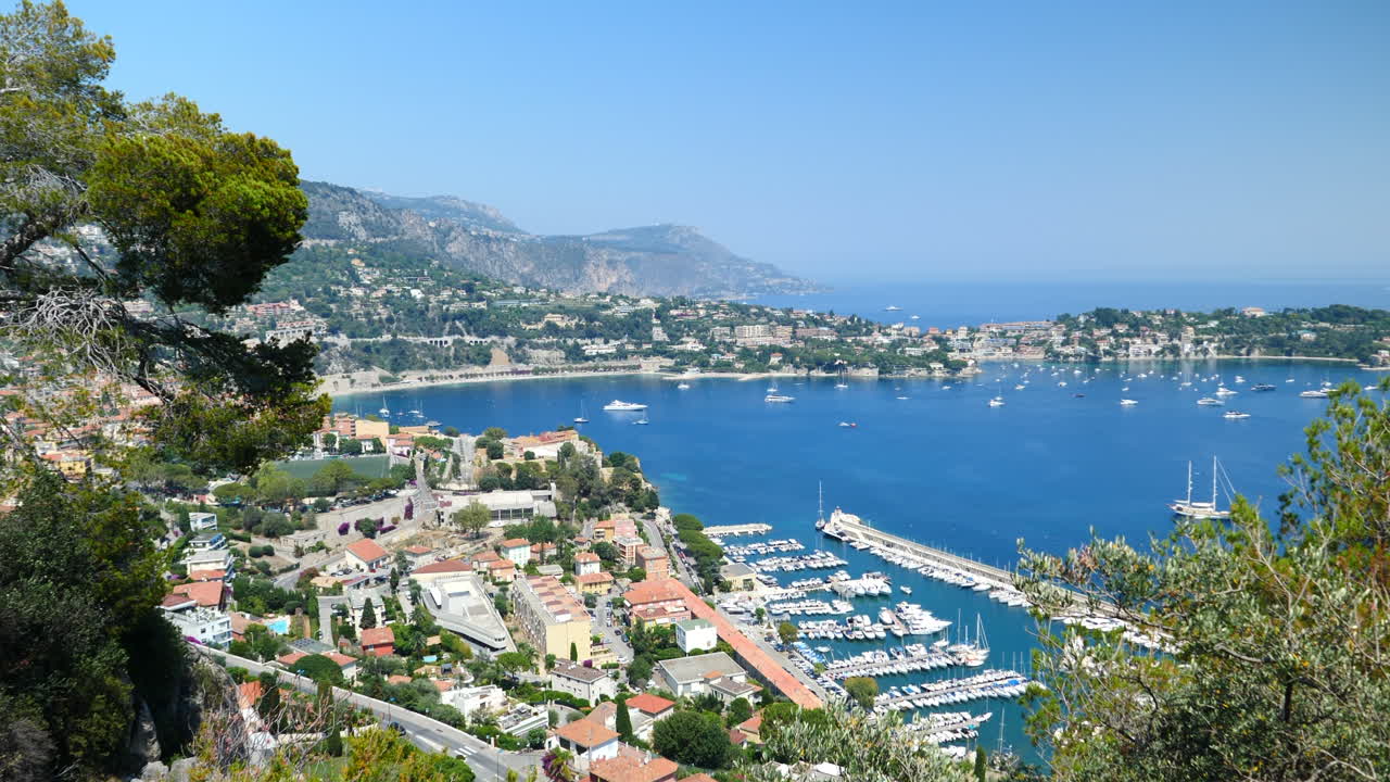 Ripresa in tilt-down su idilliaca località turistica e baia azzurra, Villefranche-sur-Mer
