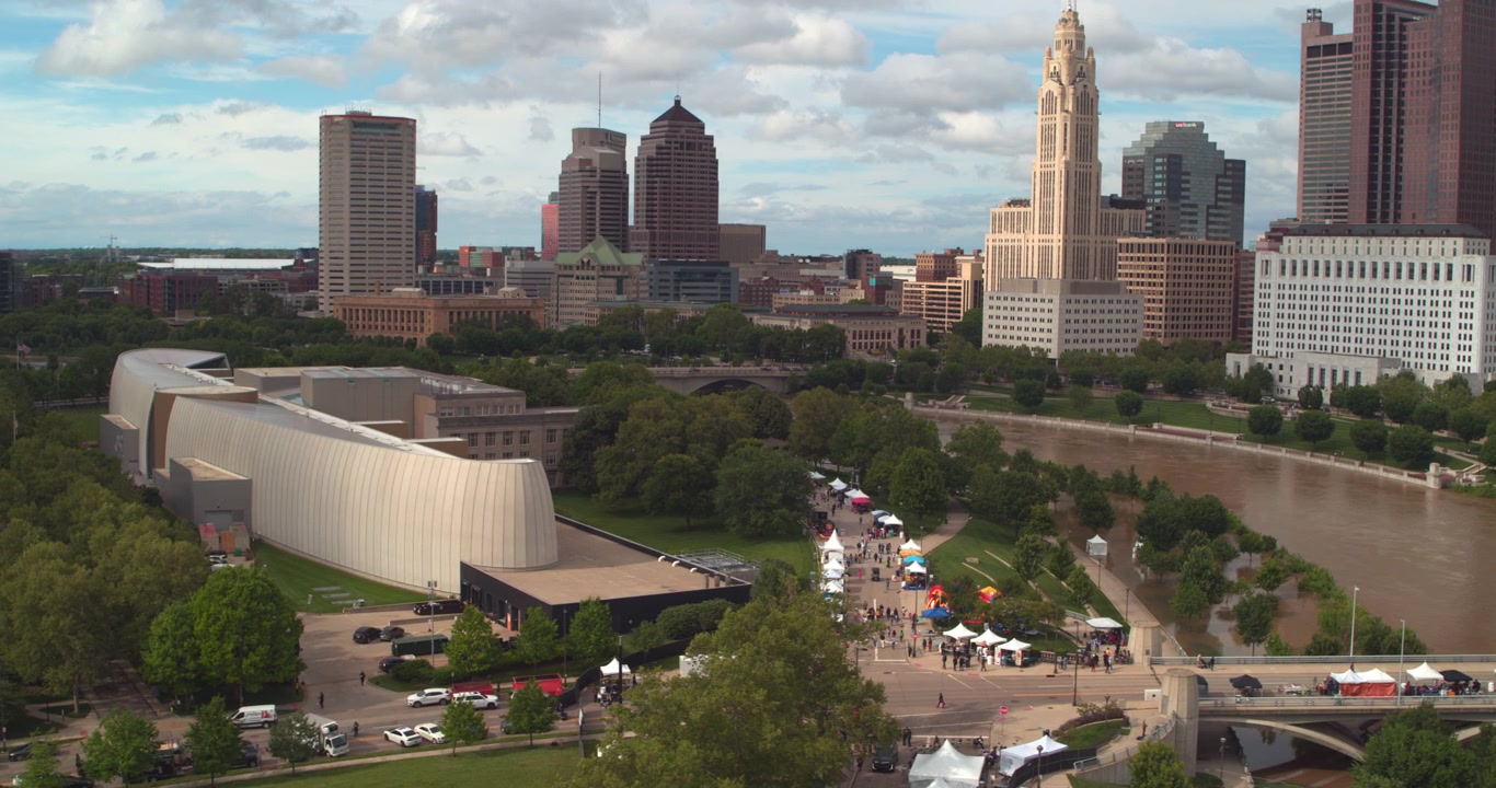 Questa ripresa aerea con drone cattura lo skyline del centro di Columbus, Ohio, mettendo in mostra il gruppo di grattacieli della città, inclusa l'iconica LeVeque Tower e altri moderni edifici alti
