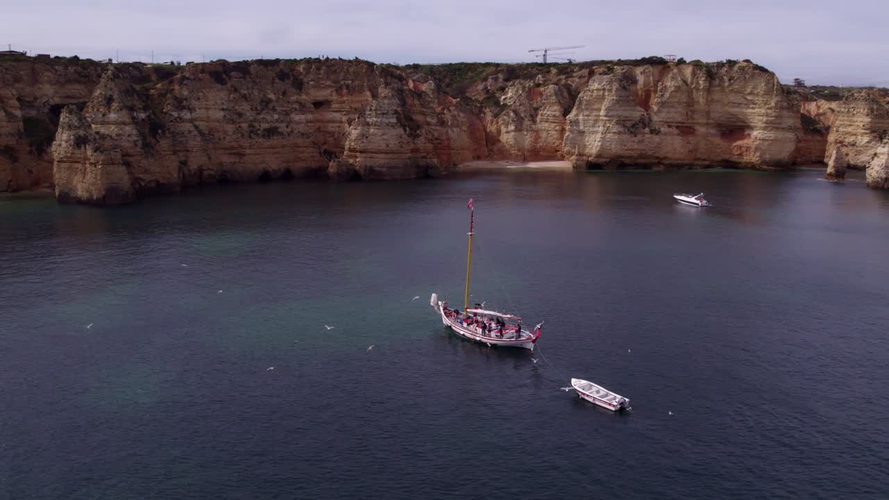 Scogliere iconiche e onde oceaniche a Ponta da Piedade