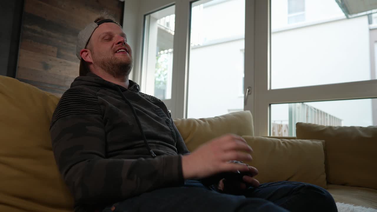 juegos: el hombre milenario finalmente gana en un videojuego, levanta el puño, plano medio