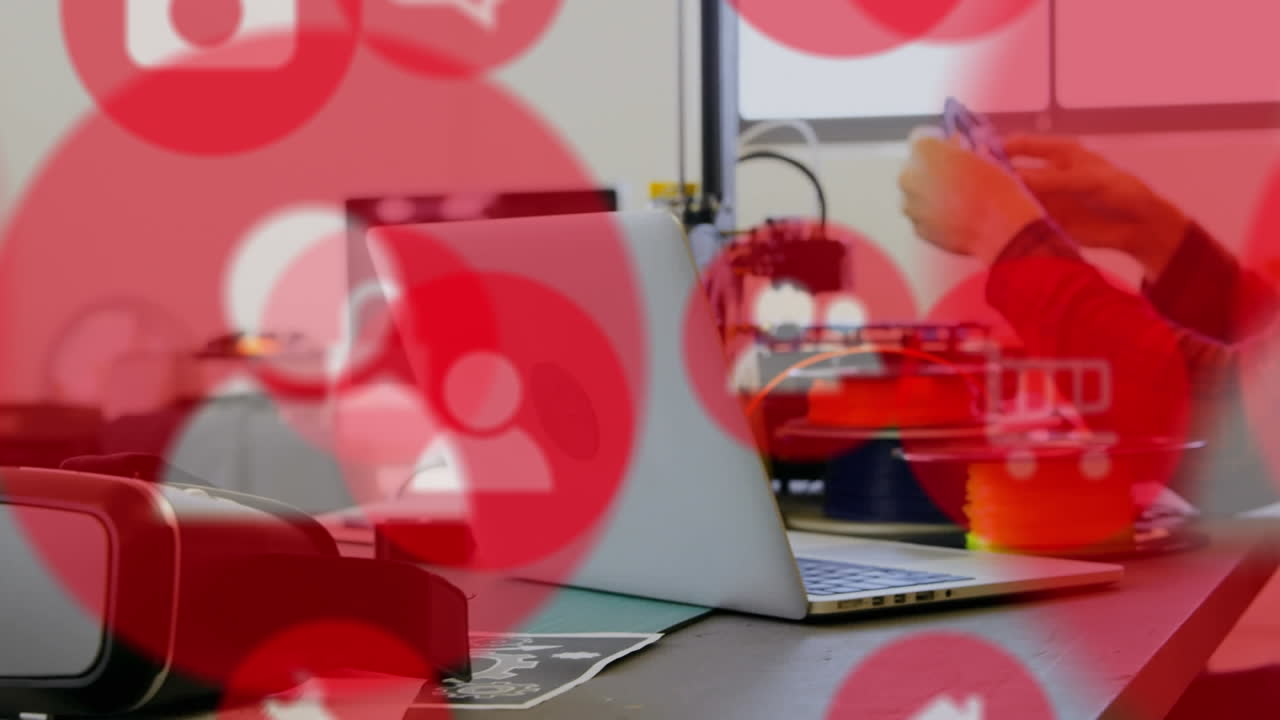 Dizüstü bilgisayar kullanan beyaz bir erkekle kırmızı simgelerin animasyonu