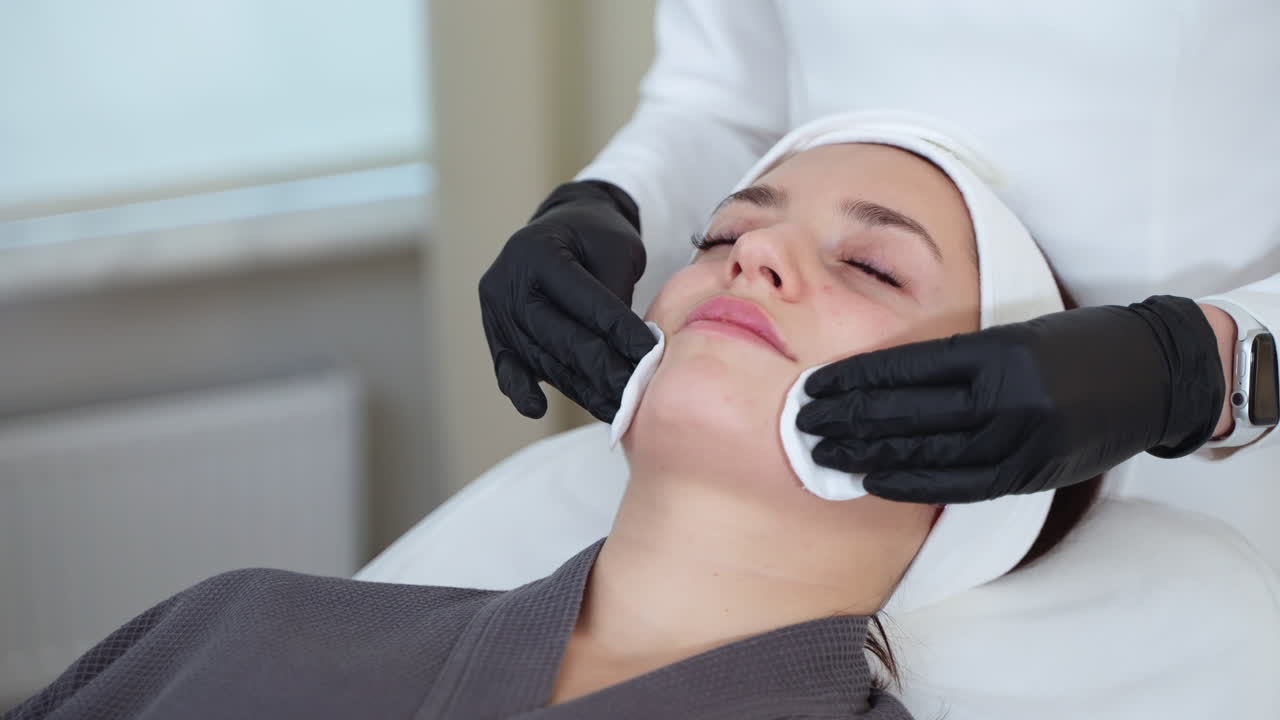 스파 에서 얼굴 치료 를 받는 여자