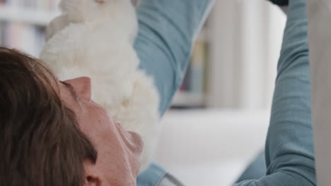 Padre-Sosteniendo-A-Una-Niña-Feliz-Jugando-Con-Papá-En-Casa-Divirtiéndose-4k