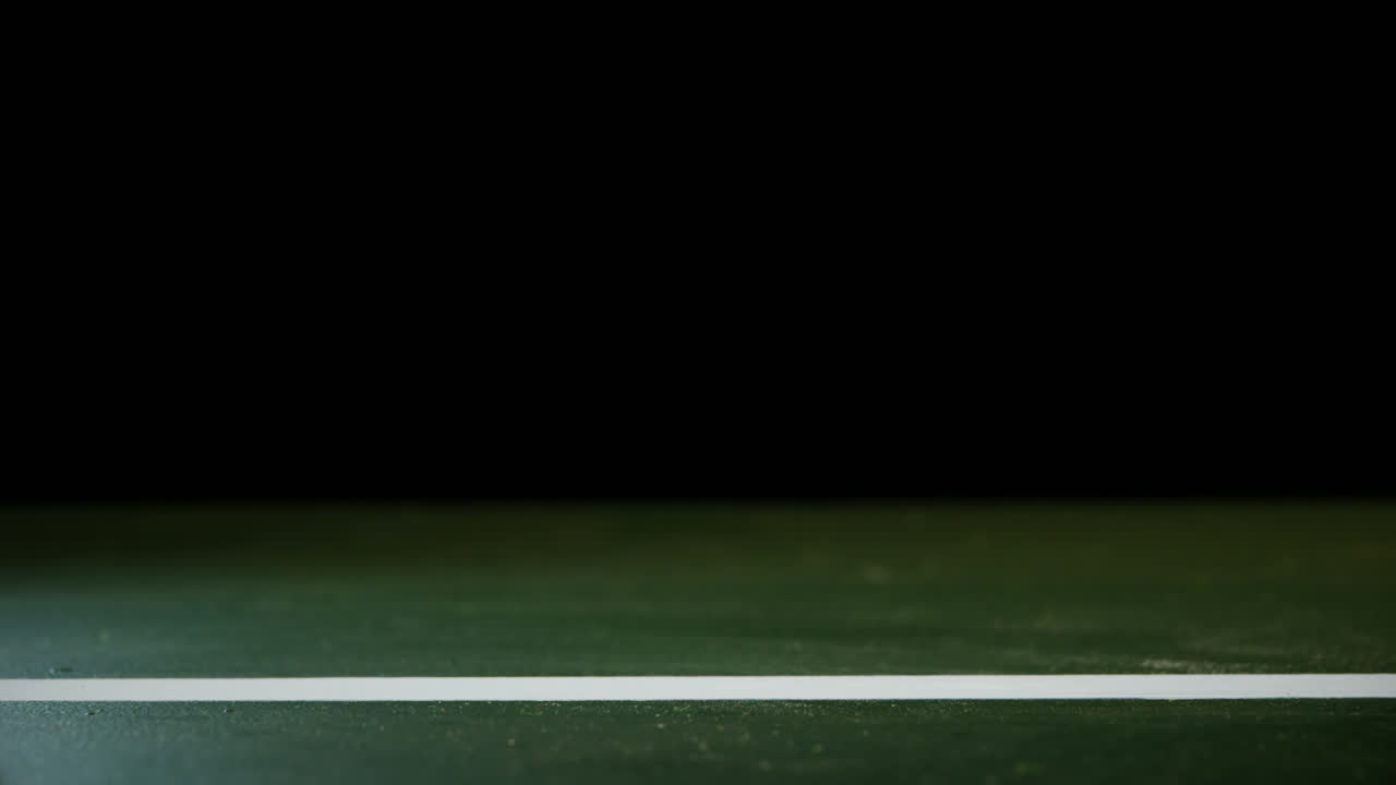 테니스 공이  ⁇  선 4k에  ⁇ 고 있습니다.