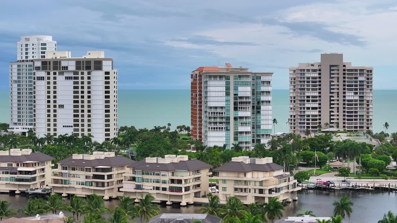 Complejo residencial y villas con vista al océano en la bahía veneciana en la ciudad de Nápoles, EE. UU.