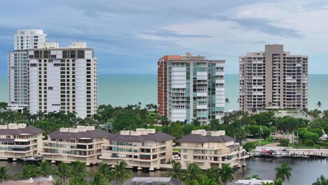 Complejo-Residencial-Y-Villas-Con-Vista-Al-Mar-En-La-Bahía-Veneciana-En-La-Ciudad-De-Nápoles,-EE.UU.