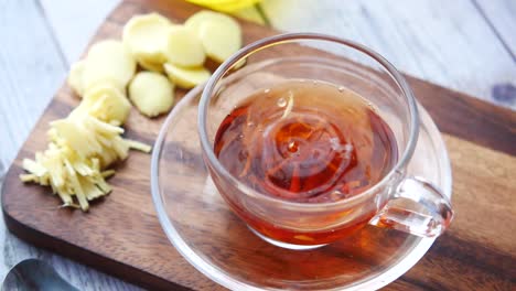 té de jengibre en una taza de vidrio