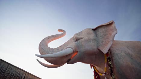 Estatua-De-Elefante-Enorme-De-4k-En-Las-Montañas-De-Khao-Yai