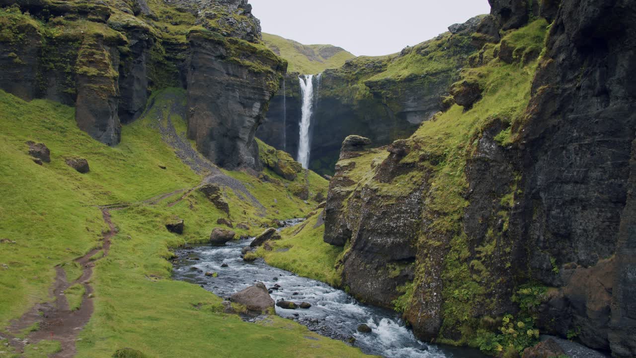 islandia espectacular cascada de kvernufoss. escena de verano de un río de montaña en un acantilado verde aislado. belleza de la naturaleza concepto de fondo.