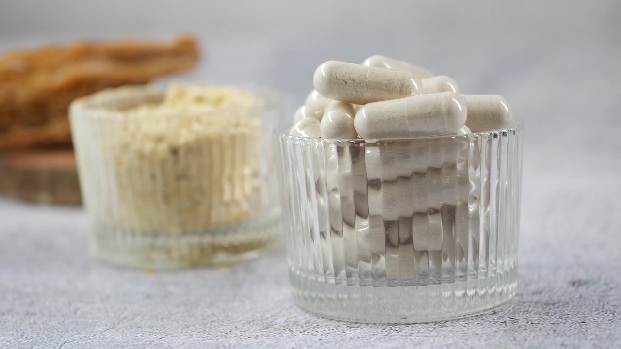 Gélules blanches et poudre de ginseng pour la santé