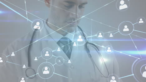 animación de iconos de perfil conectados con líneas sobre un médico caucásico masculino usando una tableta digital