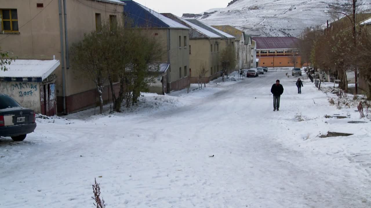 겨울 1에 아르헨티나나 칠레 마을의 거리를 걷는 사람들