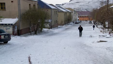 la gente camina por las calles de una ciudad argentina o chilena en invierno 1