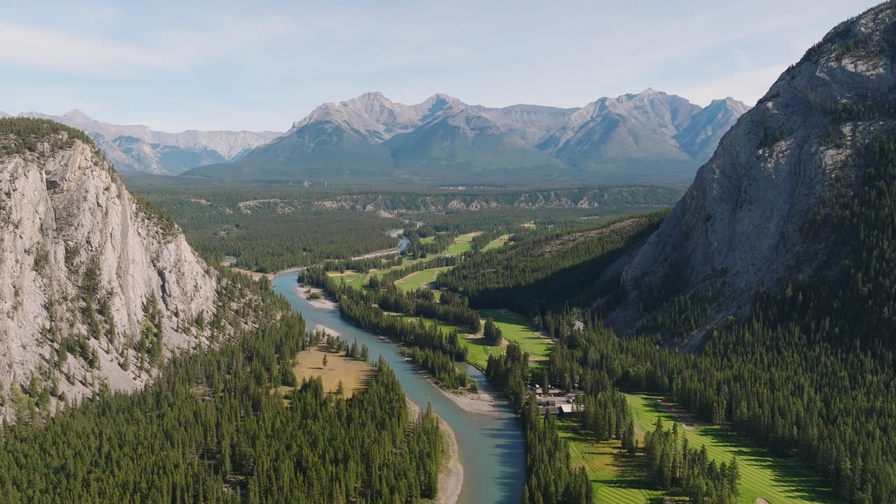 antena que se eleva sobre el río bow rodeado por el bosque de pien y la cordillera de las montañas rocosas canadienses en el parque nacional de banff, alberta, canadá