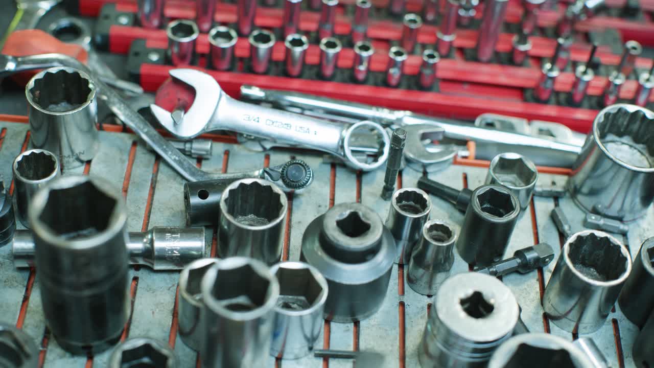 기계 키 세트를 들고 있는 테이블