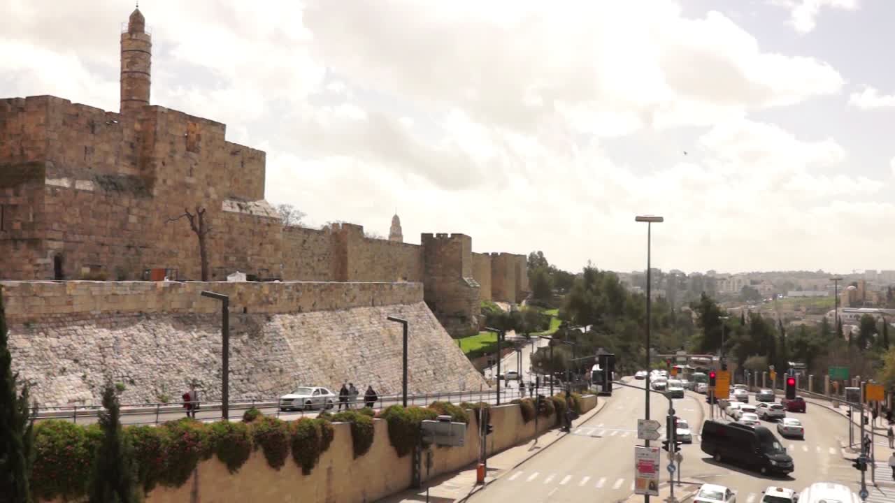 muralla de la ciudad antigua de jerusalén y vista de la calle