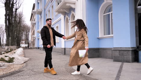 Caucasian-tourist-couple-walking-through-the-city.