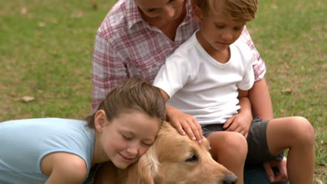 familia feliz jugando con su perro