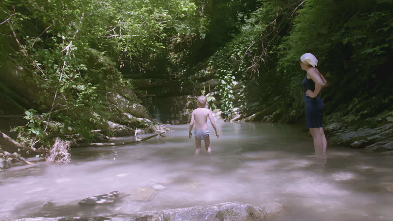 산의 하천 에서 어머니 와 아들