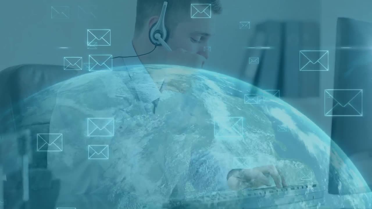 Animazione di un uomo caucasico con auricolare che usa il computer, su un mappamondo che gira e buste che fluttuano.