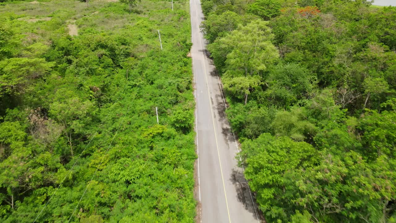 imágenes aéreas inversas de un camino hacia el parque nacional kaeng krachan, sitio del patrimonio mundial de la unesco, tailandia