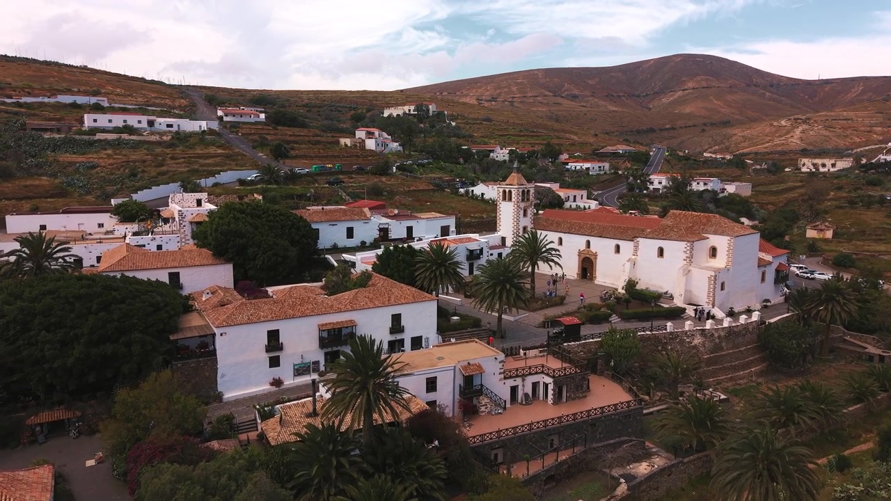 Vista aérea de pueblo histórico e iglesia en Fuerteventura