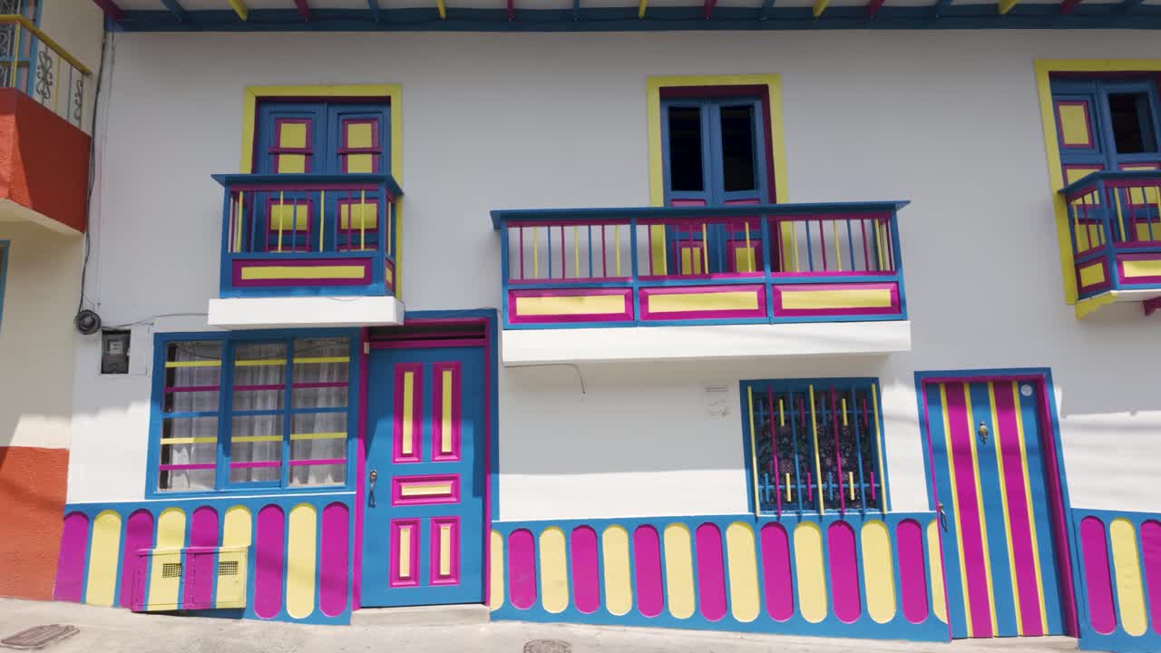 coloridas fachadas y balcones geométricos en filandia, colombia