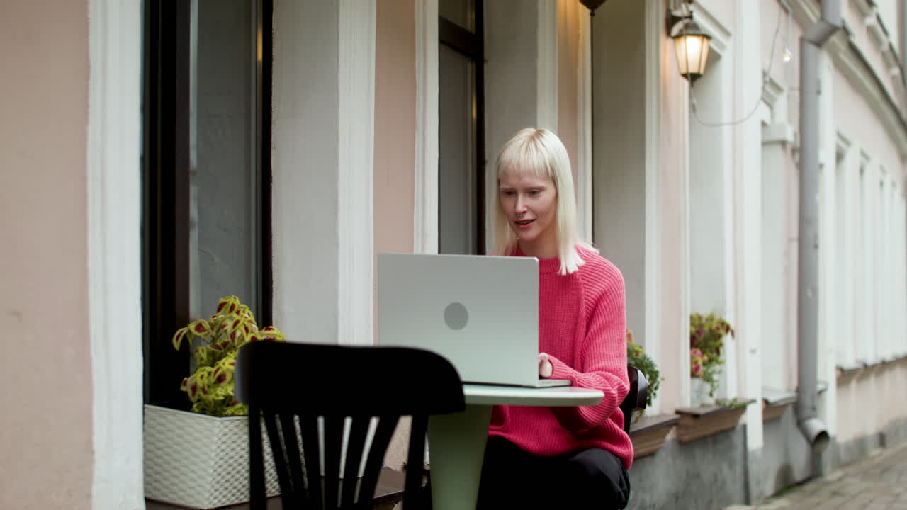 노트북을 사용하는 행복한 여자