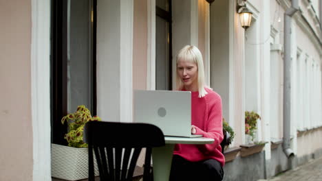 mujer feliz usando laptop