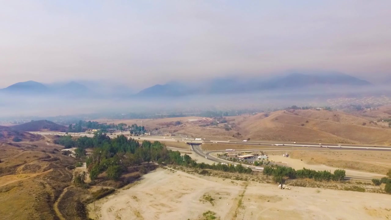Una spettacolare vista aerea del fumo e dell'inquinamento causati dall'incendio Holy Fire del 2018 che ha devastato vaste aree della Contea di Orange e della Contea di Riverside.