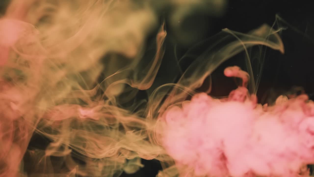 복사 공간 을 가진 물 에 있는 분홍색 잉크 의 클로즈업 영상