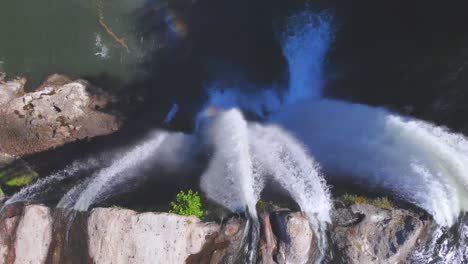 increíble vista aérea de la cascada con arco iris