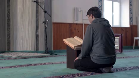 Musulmán-Leyendo-El-Corán-En-La-Mezquita