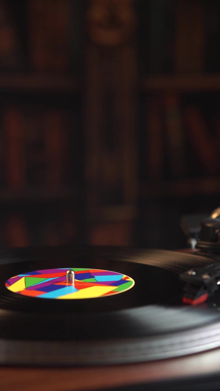 Vista verticale della riproduzione di un disco in vinile che gira nell'ambiente di una stanza.